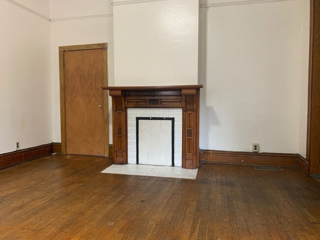 Building Photo - Downtown House - 6 Bedroom/ 2 Bathroom Lar...