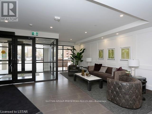 Photo du bâtiment - 1200 Commissioners Rd W