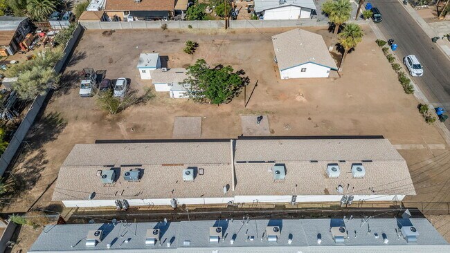 Building Photo - Spacious 1BR Single-Level Unit with Utilit...
