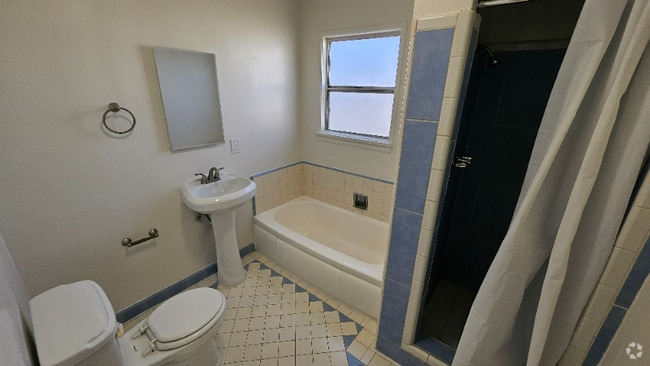Building Photo - 3011 Carmona Ave