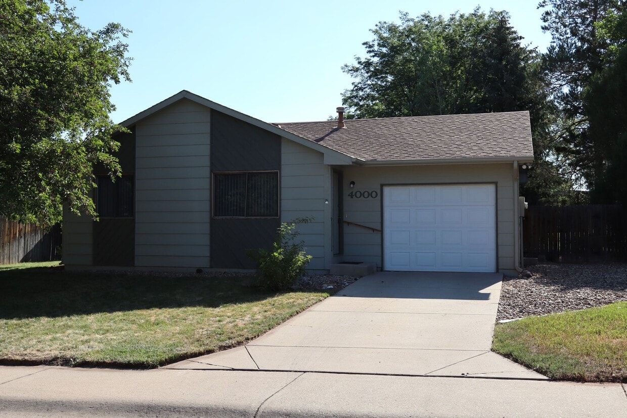 Primary Photo - Charming 2-Bedroom Home with Fenced Yard &...