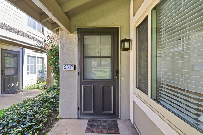 Building Photo - Updated Townhome in Lake Santa Clara HOA