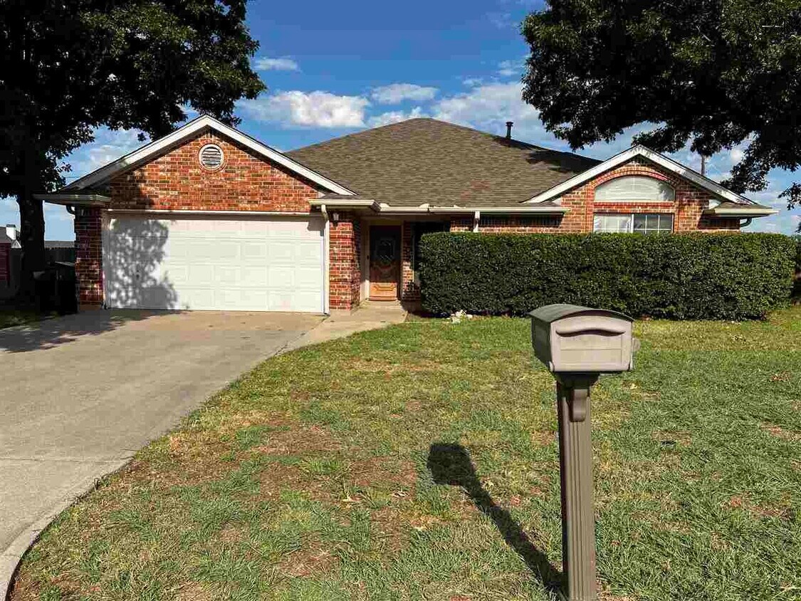 Foto principal - 902 Sugarbush Ln