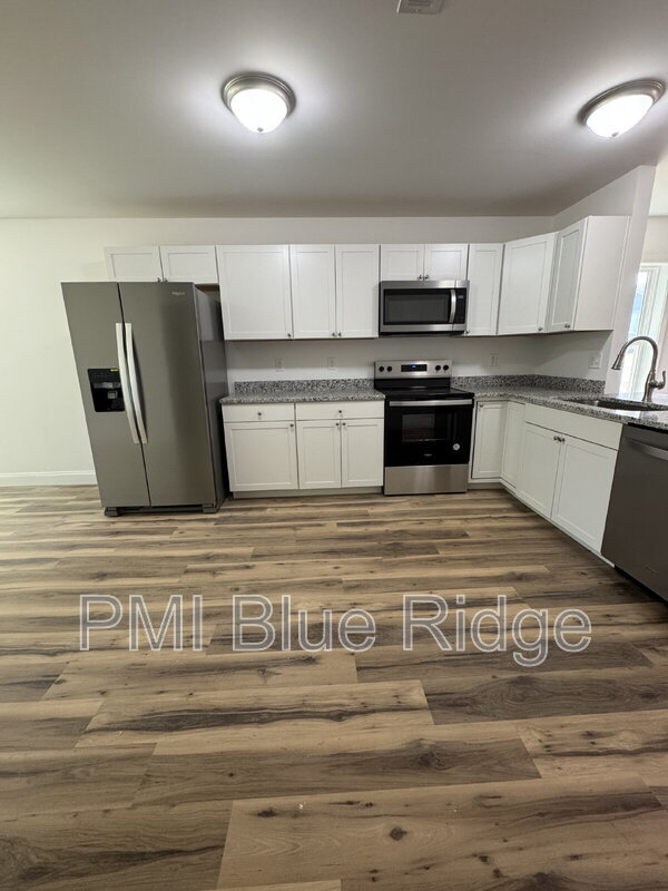 Foto del edificio - 217 Quinn Hill Ln