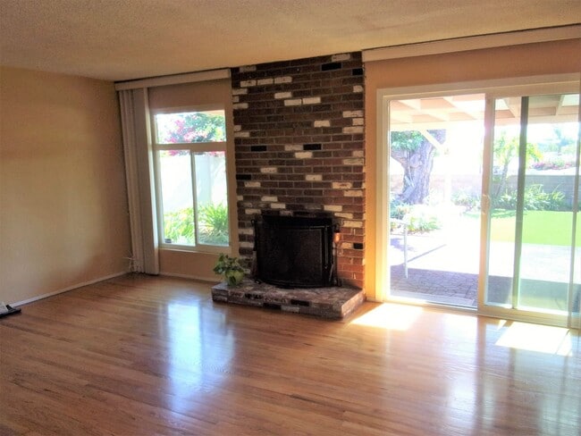 Building Photo - 4bedrm 2 1/2 bath house with yard & garage...