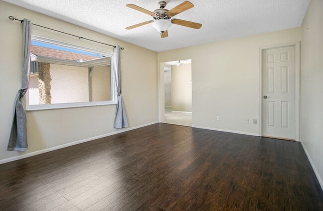 Photo - 137 Peppertree Dr House