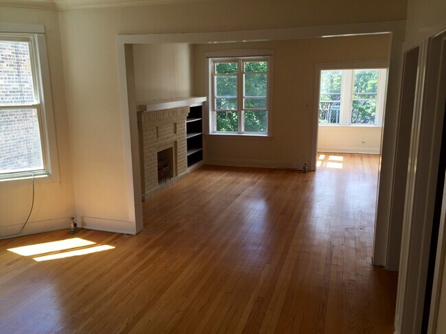 Building Photo - 4743 N Maplewood Ave
