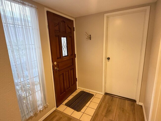 Building Photo - 3 Bedroom Condo available in Arroyo Grande