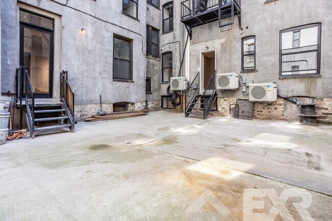 Building Photo - 245 Sullivan Pl