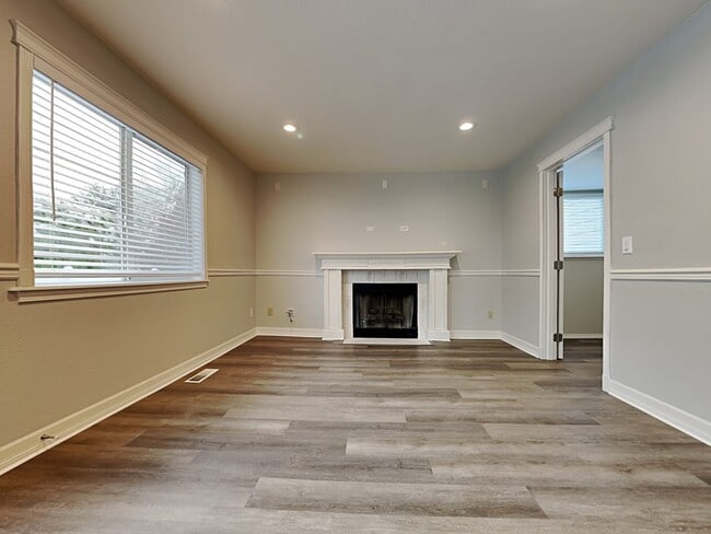 Building Photo - 1722 Mapleview Ct NE