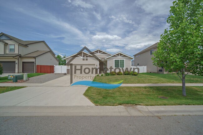 Building Photo - 3 Bedroom 2 Bathroom Home with Attached 2 ...