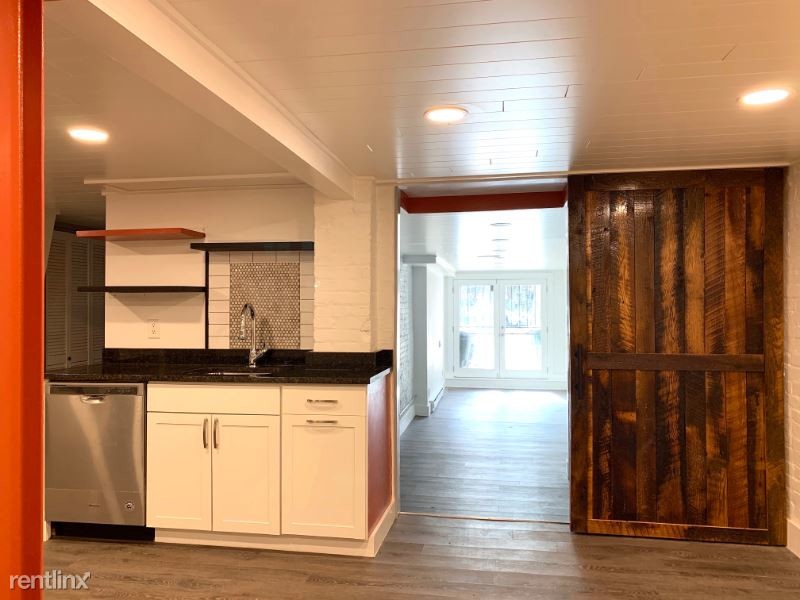 Foto principal - 2755 Macomb St NW