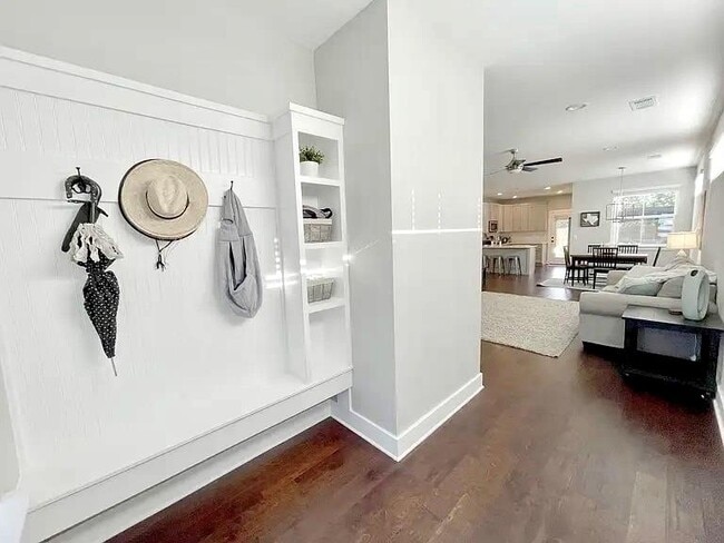 Foto del edificio - 6310 Porter St
