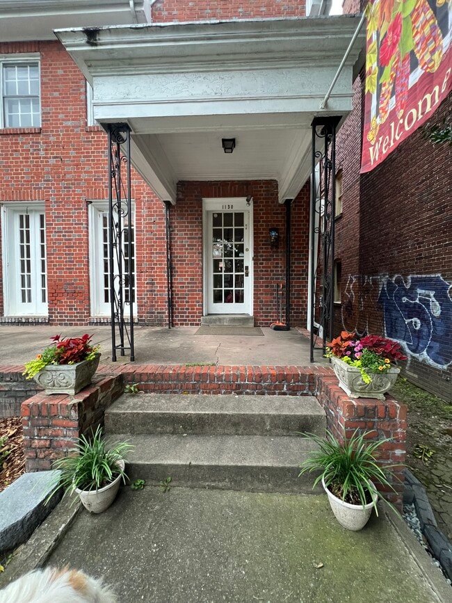 Photo - 1130 W Grace St Apartments