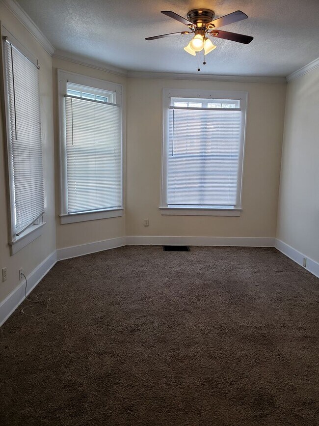 Building Photo - 3 Bedroom Townhouse near Downtown