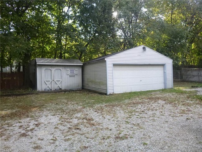 Building Photo - 927 Snyder St