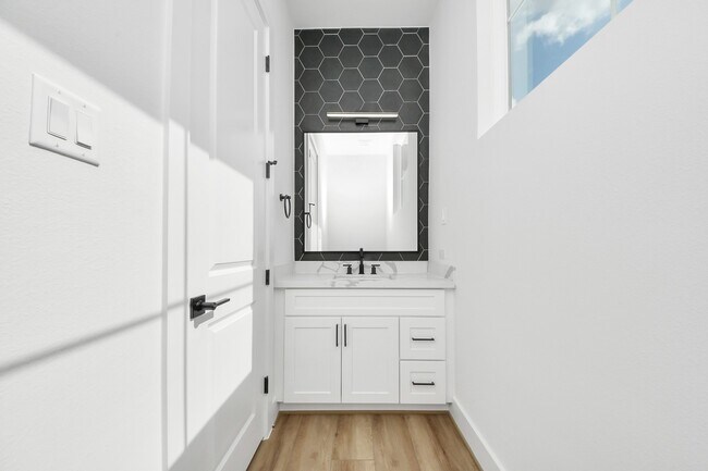 Foto del edificio - 2424 Harrington St