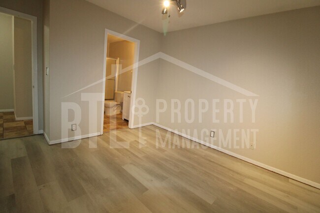 Foto del edificio - 240 Fox Ridge Rd