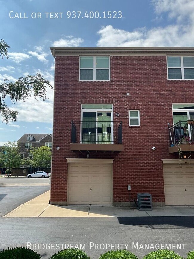 Building Photo - Beautiful 2 bedroom, 1.5 bath townhome wit...