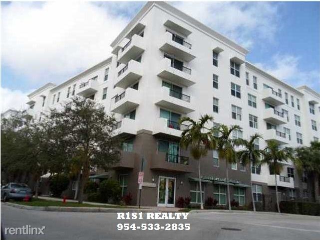 2421 NE 65th St, Fort Lauderdale, FL 33308