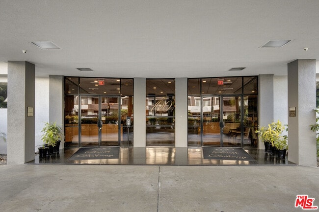 Foto del edificio - 100 S Doheny Dr