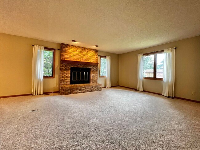 Foto del edificio - Spacious 3 Bed 2.5 Bath House Minutes from...