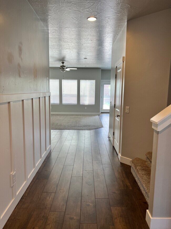 Building Photo - 3354 E Holly Dr