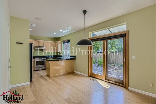 Foto del edificio - Beautiful 3-Bedroom Home with High Ceiling...