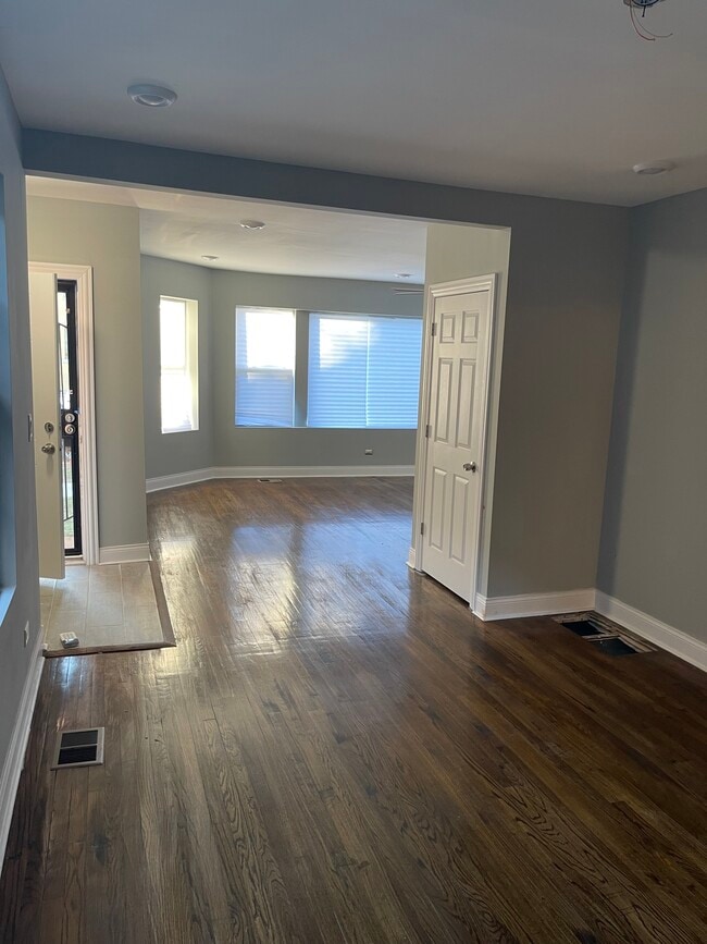 Lovely Open Living - 8625 S Euclid Ave