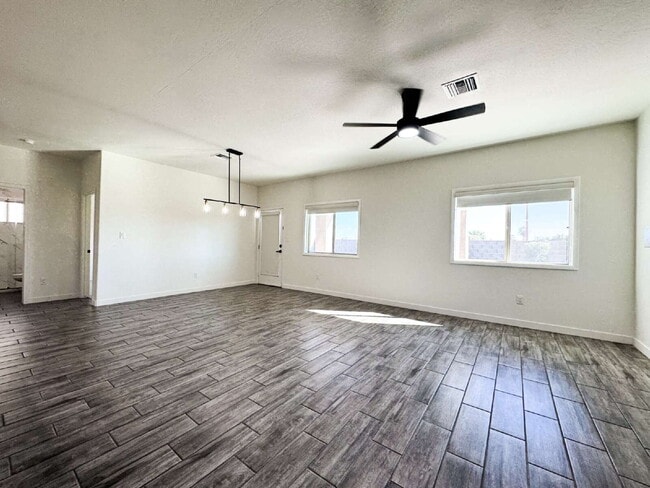 Building Photo - "Spacious 4-Bedroom, 2-Bathroom Home in Yu...