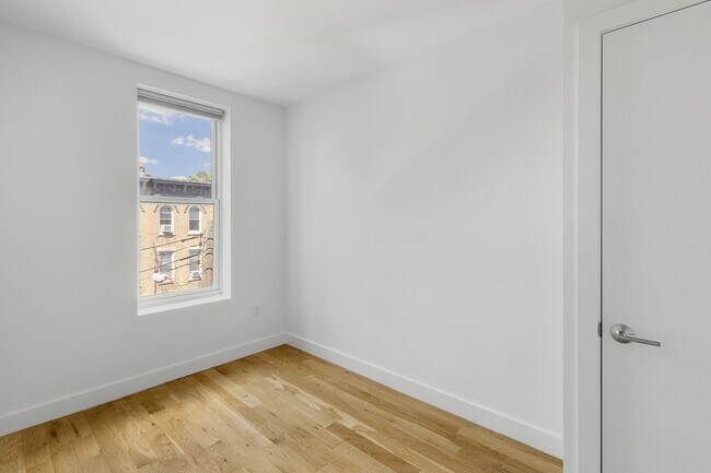 Building Photo - 562A Morgan Ave