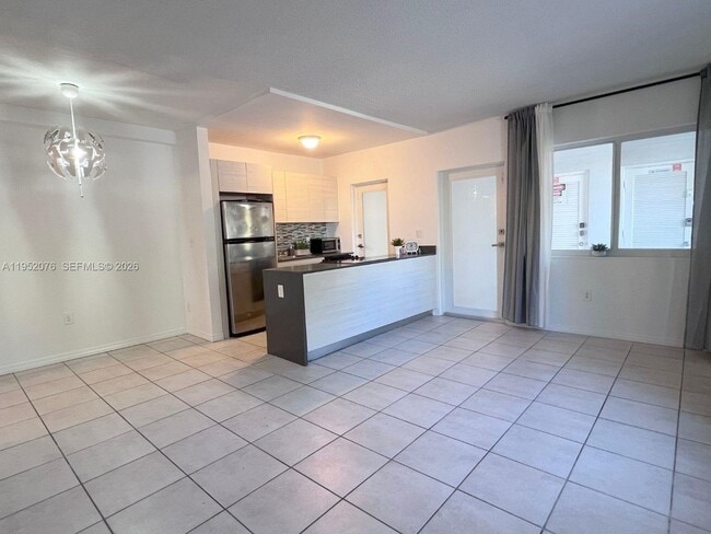 Building Photo - 2430 NE 135th St