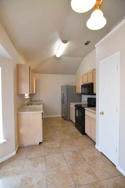 Building Photo - 3002 Southhill Dr