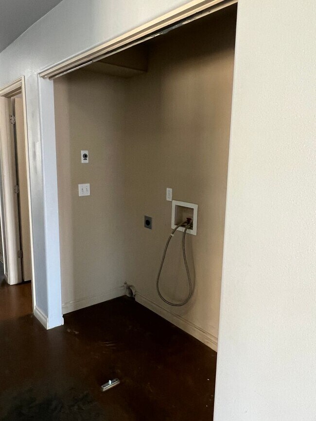 Building Photo - Duplex for Rent in Quincy