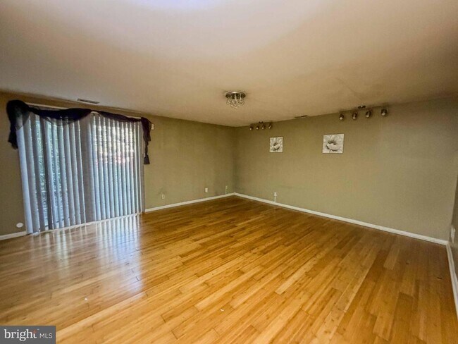 Building Photo - 58 Vanderbilt Ct