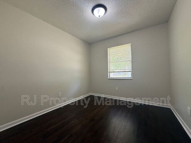 Building Photo - 933 Leacrest Ave