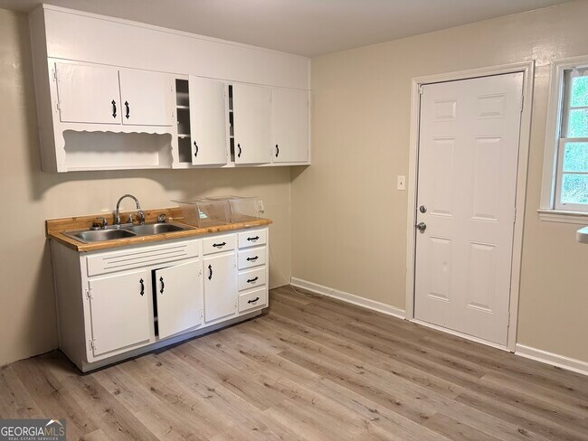 Foto del edificio - 407 Fayetteville Rd