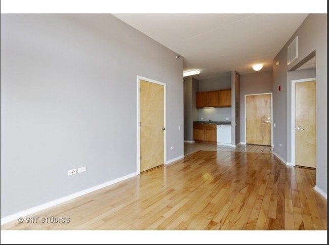 Living Room - 1000 W Leland Ave