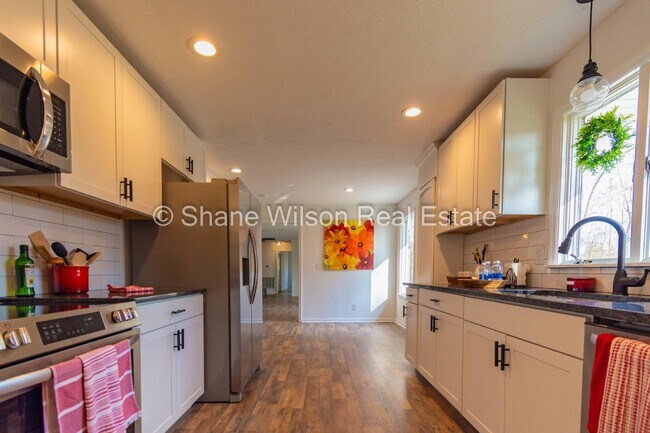 Building Photo - Looking for space and serenity?