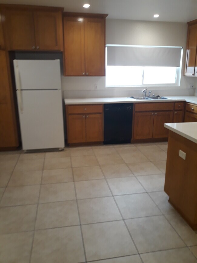Spacious Counter Tops (no Fridge) - 17175 Chatsworth St
