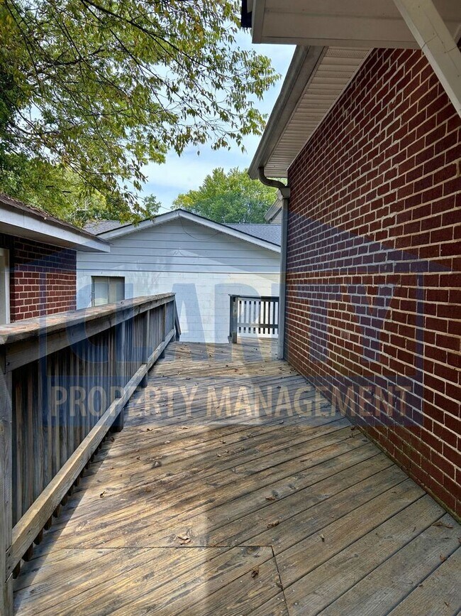 Foto del edificio - 2 bedroom apartment next to Lee University...