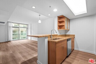 Building Photo - 13700 Marina Pointe Dr