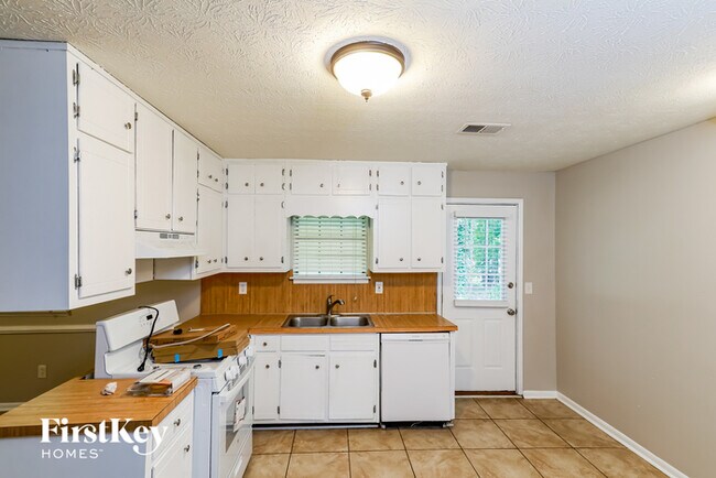 Building Photo - 2093 Forest Ct