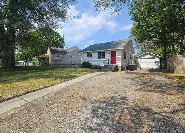 Building Photo - Charming 2 Bed 1 Bath Valley Home