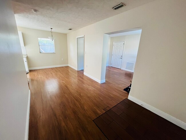 Foto del edificio - 329 N Hart Blvd
