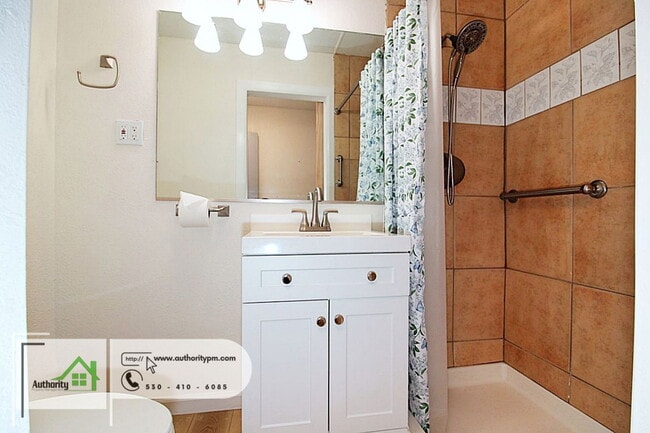 Building Photo - 864 Loma St