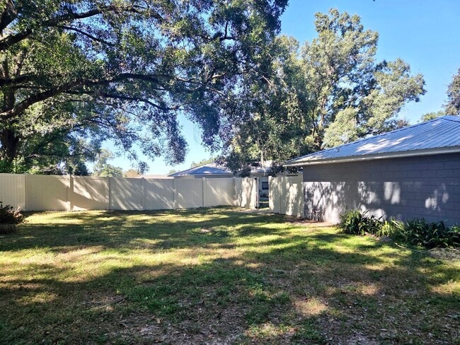 Building Photo - Coming Soon! 2 Bedroom, 1 Bathroom Duplex ...