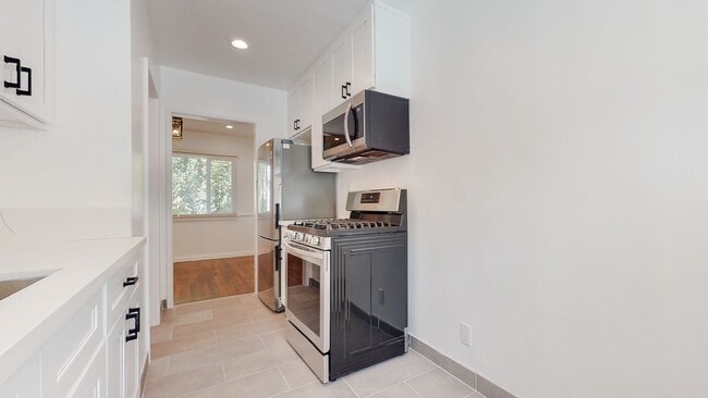 Building Photo - 3368 Rowena Ave