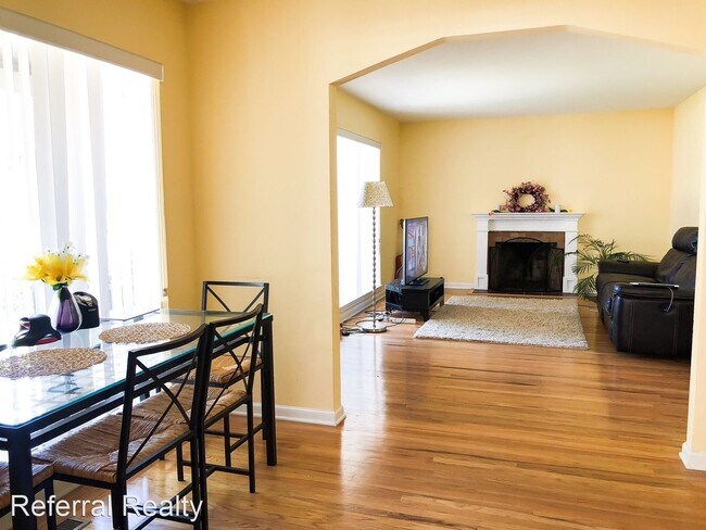 Foto del edificio - 3 br, 1 bath House - 653 N Baywood Avenue