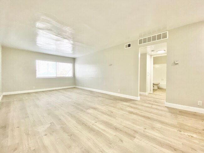 Building Photo - 6321 Crenshaw Blvd